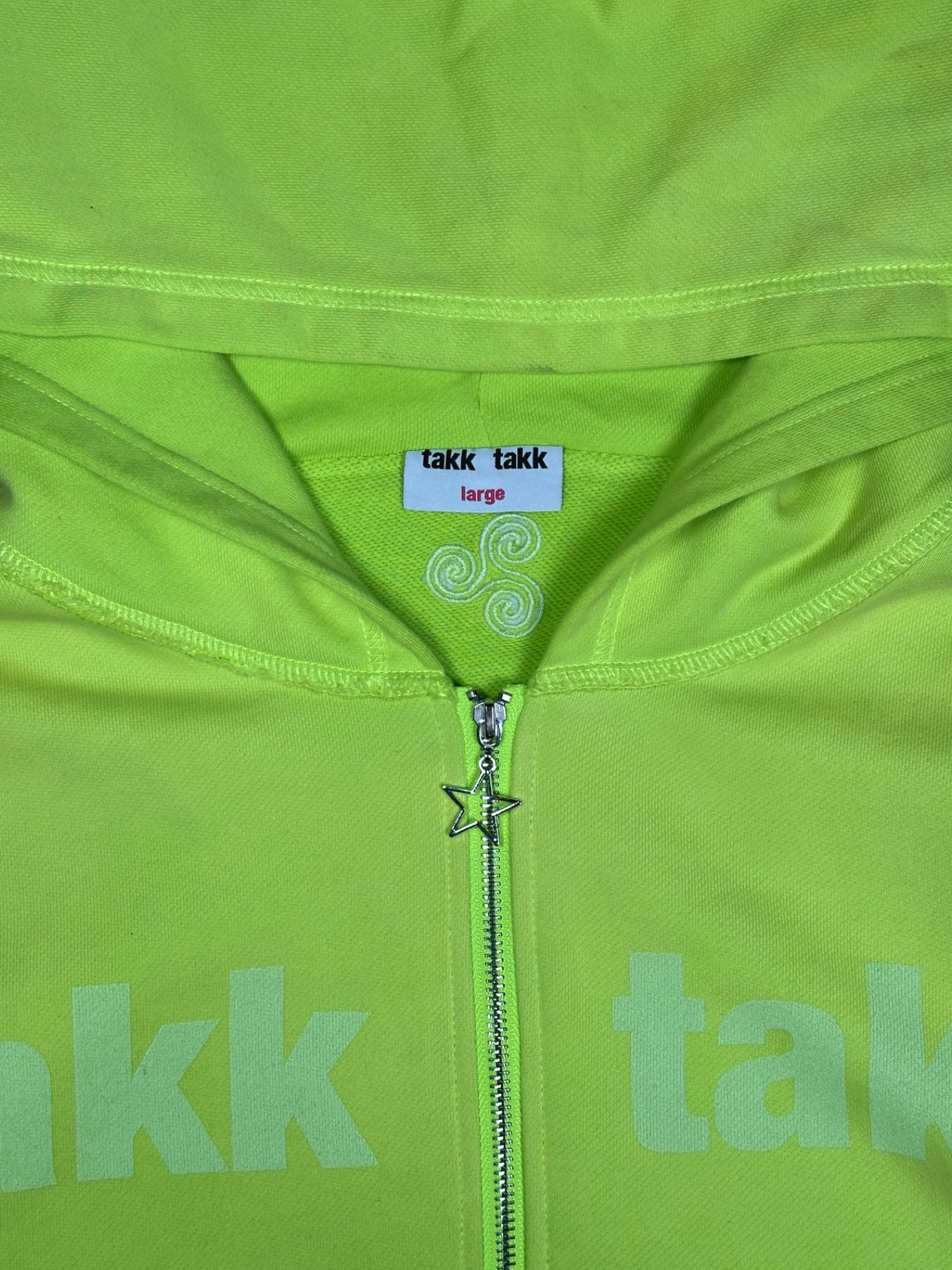 Takk Takk neon hettupeysa L