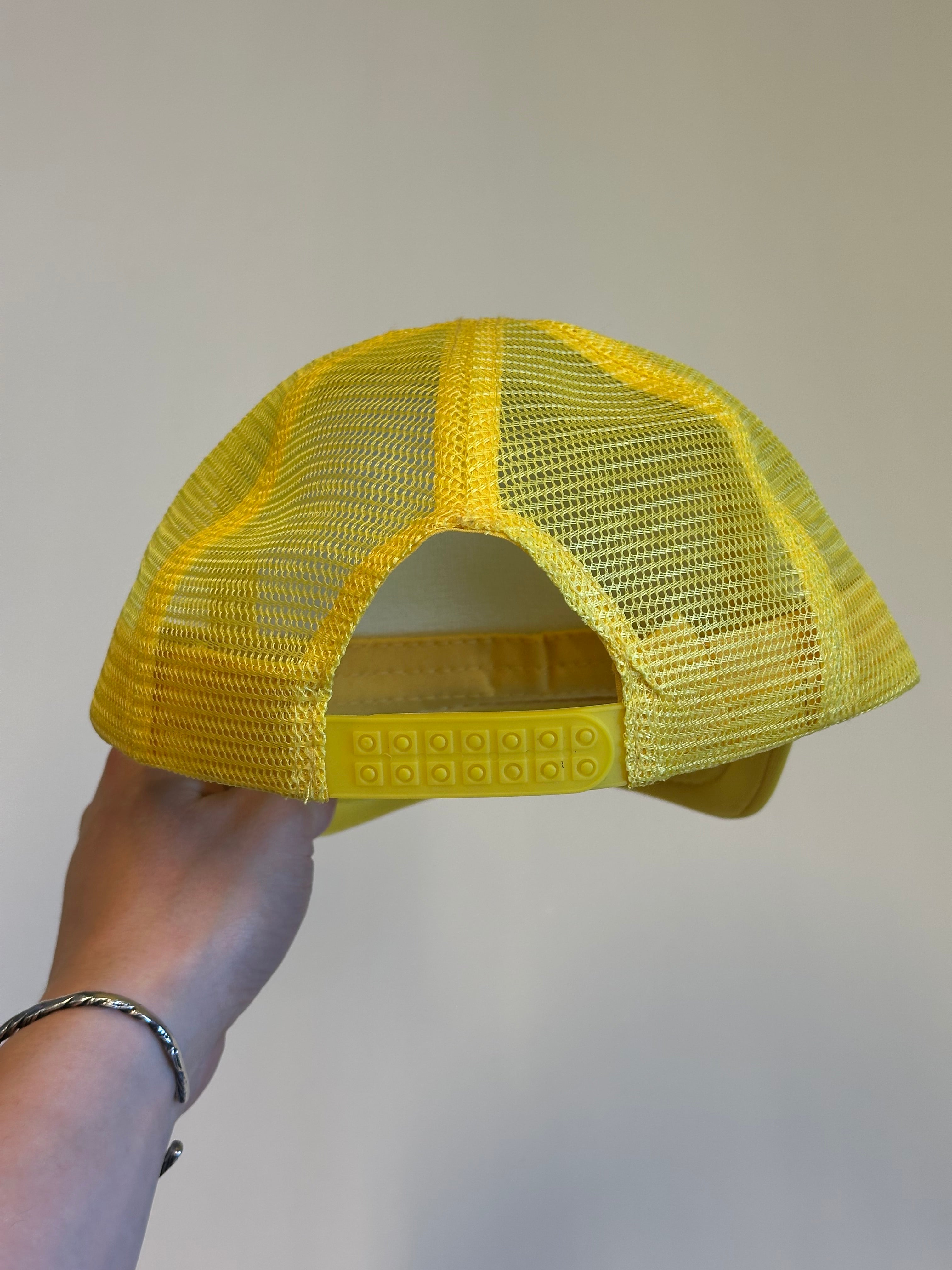 Gul trucker derhúfa OS