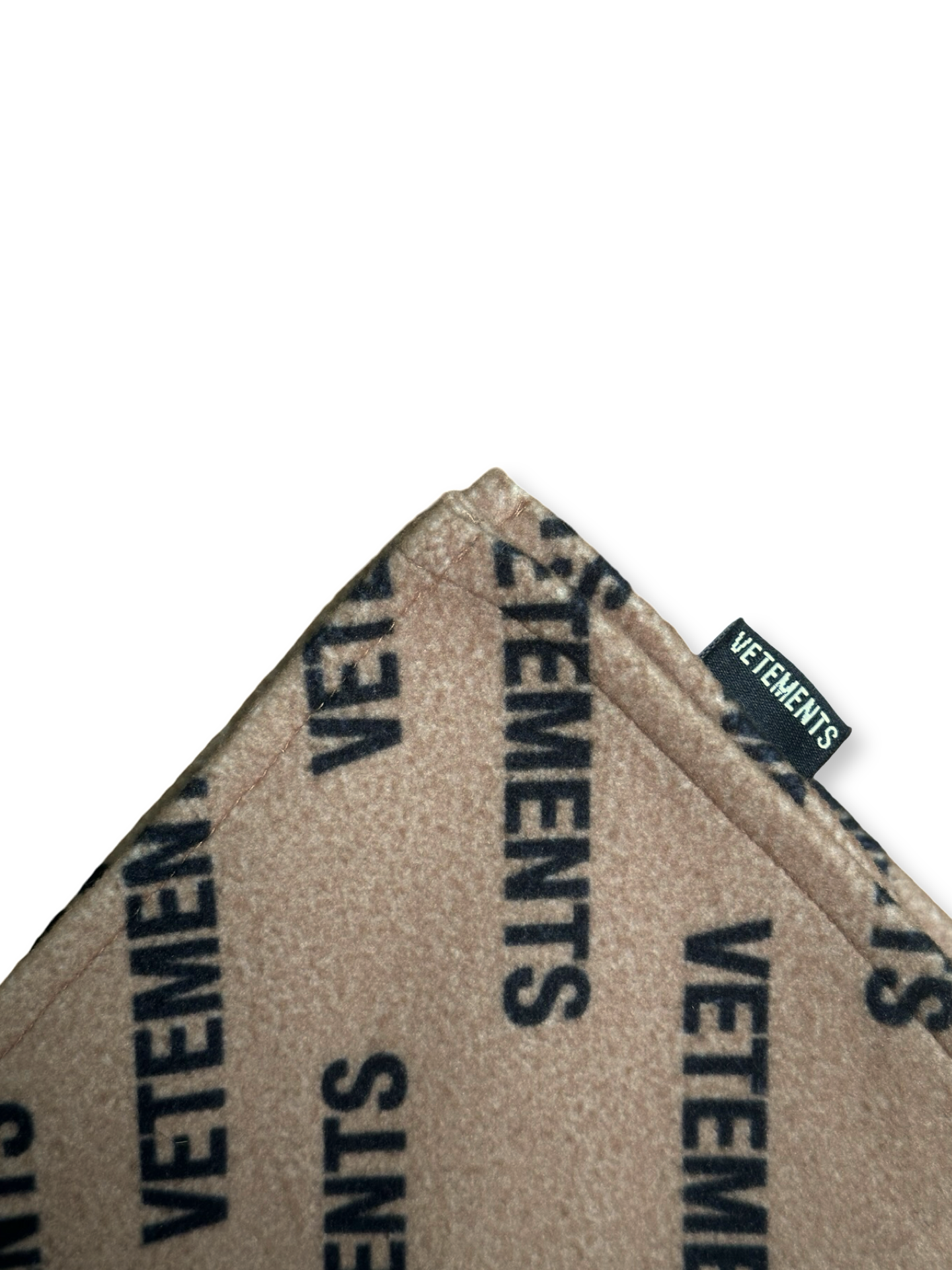 VETEMENTS klútur OS