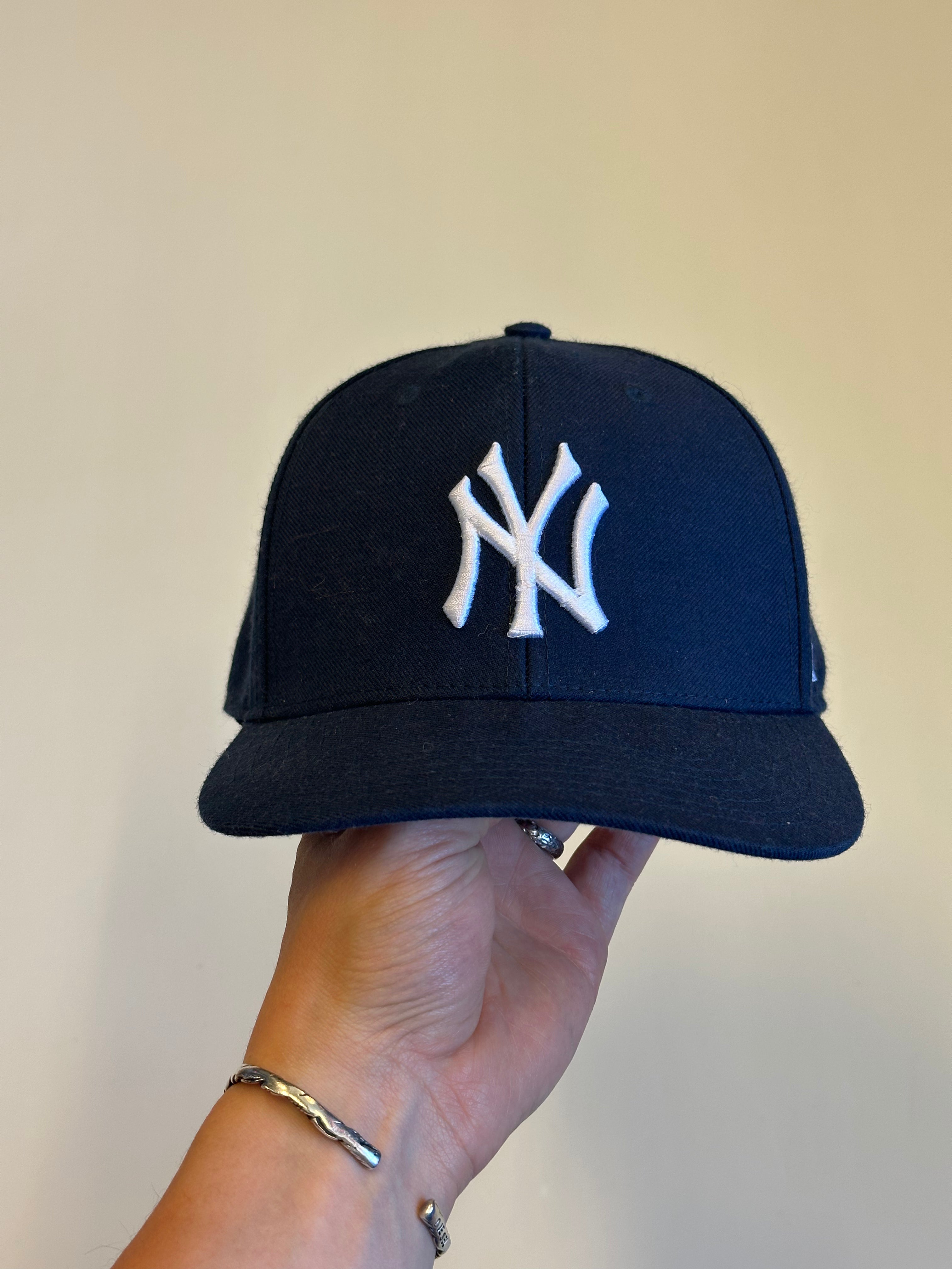 Dökk blá NY derhúfa OS