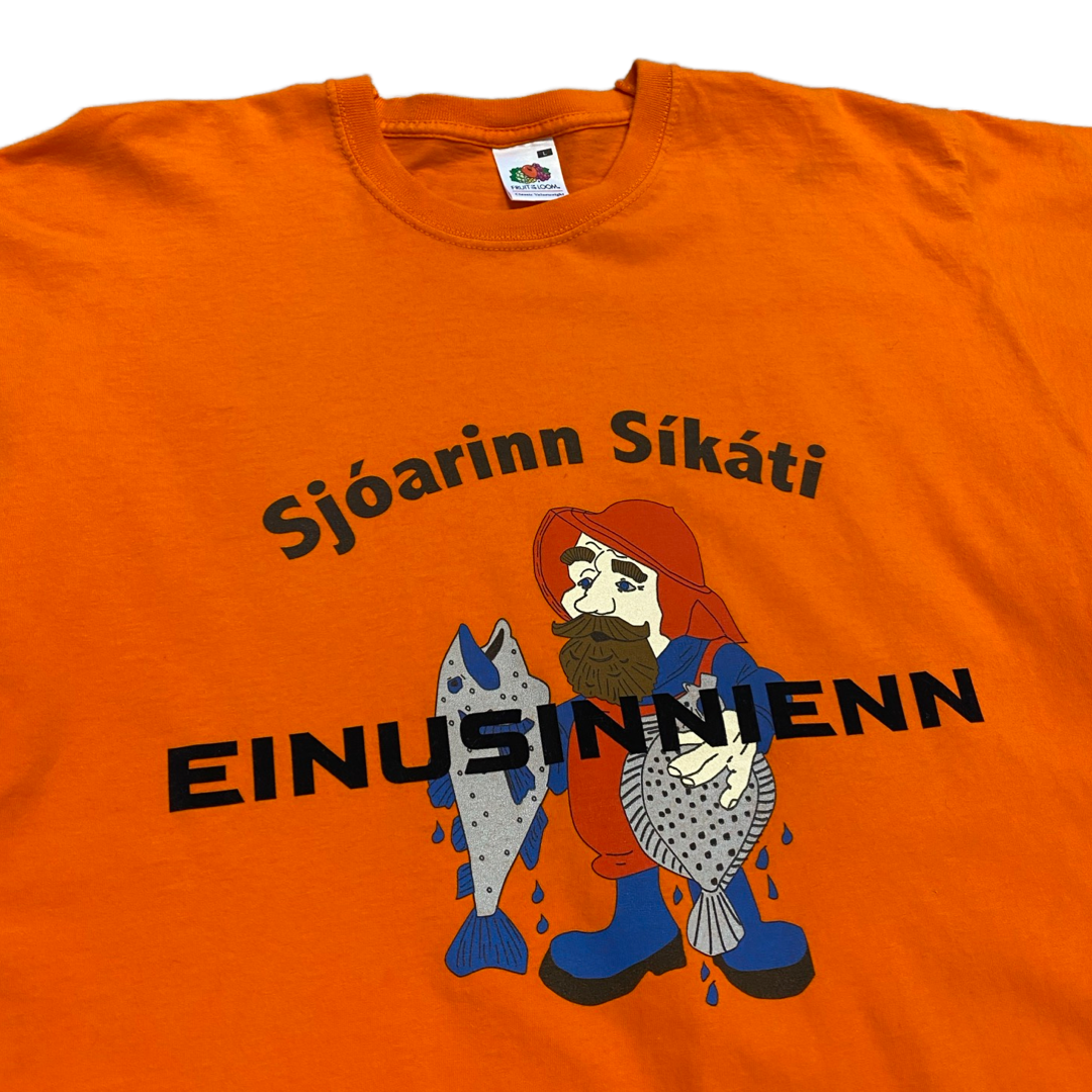 EINUSINNIENN Sjóarinn Síkáti bolur L